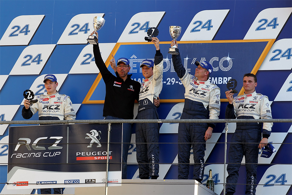 Michael Carlsen (nummer to fra højre) kom øverst på podiet på Le Mans
